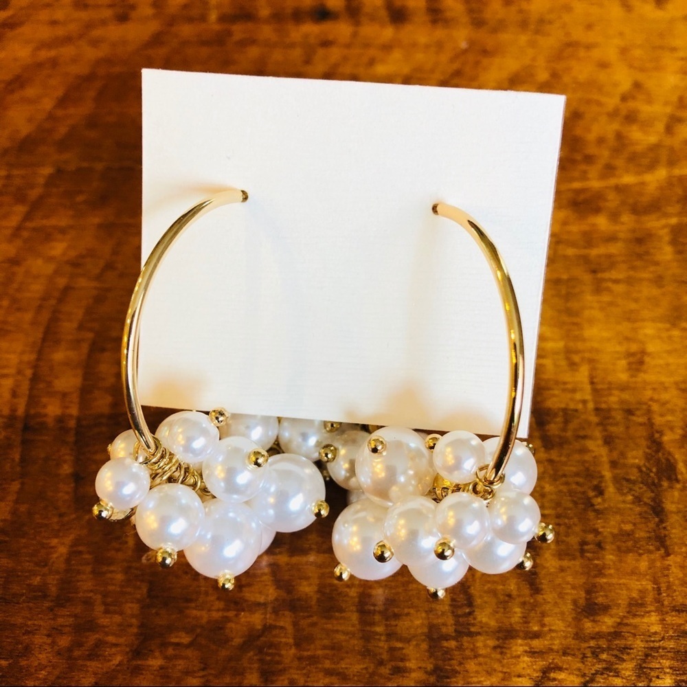 NWT⛱️Boutique - White Pearl Cluster Gold Hoop Earrings - OS